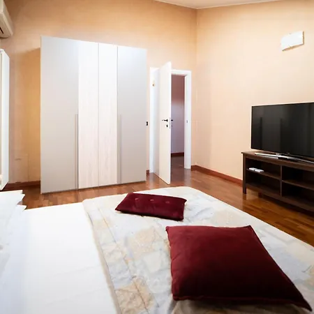 Tranquil Elegance In Apartamento Parma